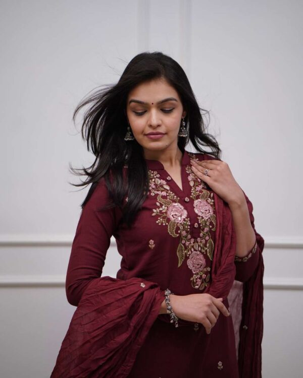 Bloom in Style ? XXL Cotton Dress with Delicate Embroidery & Print(XXL) - Image 4